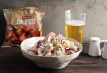 שגרת מלחמה עם "יחיעם" חברת "יחיעם" מגישה לרגל המצב מתכון למנה משפחתית, מנחמת ומשביעה: סלט תפוחי אדמה ונקניקיות פרגית